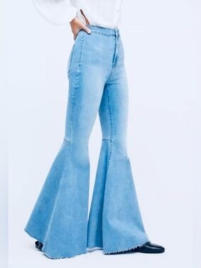 “We The Free, High-Waist Light Blue SUPER Flared Women’s Jeans, EUC size 24! EUC